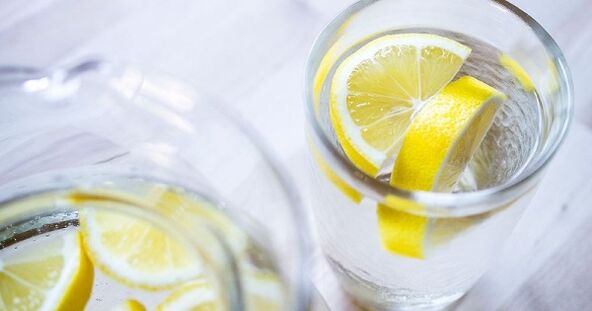 Додавання у воду лимонного соку полегшить дотримання водної дієти