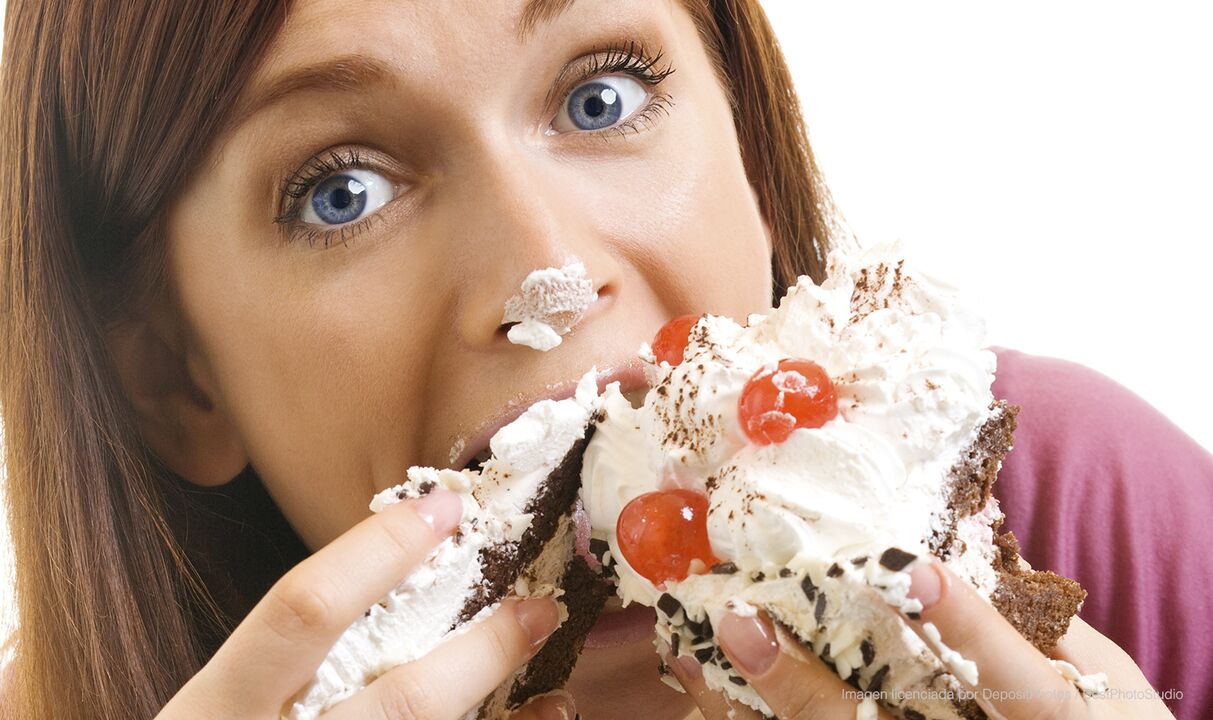 дівчина їсть торт і видужує як схуднути