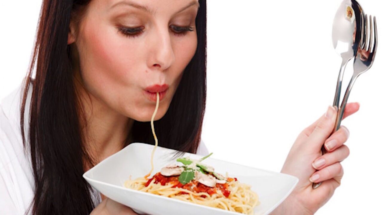 жінка їсть спагетті для схуднення живота