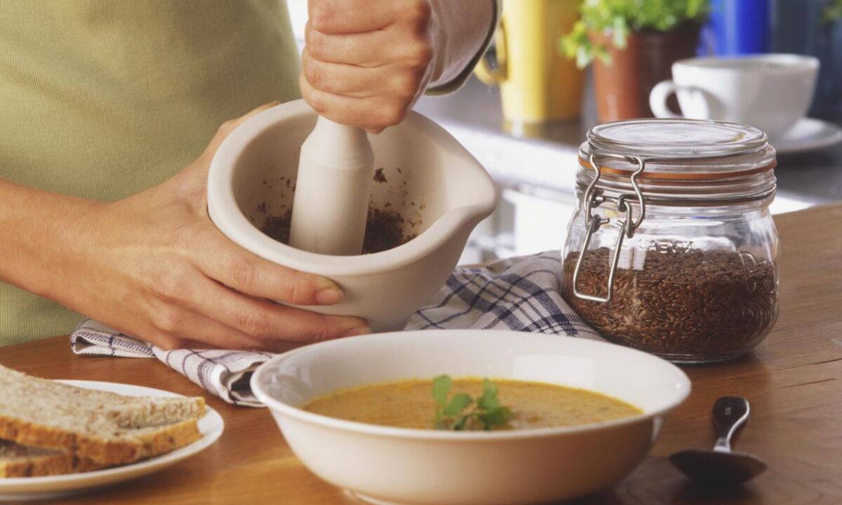 Додавання лляного насіння в суп для гарної роботи кишечника