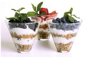 вівсянка з йогуртом та ягодами для правильного харчування та схуднення